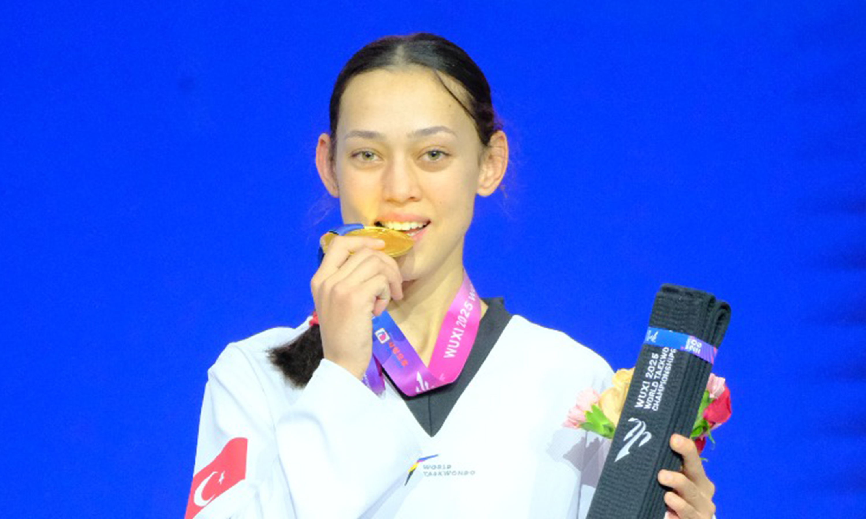 Emir Göğebakan, Dünya Tekvando Şampiyonası'nda altın madalya kazandı