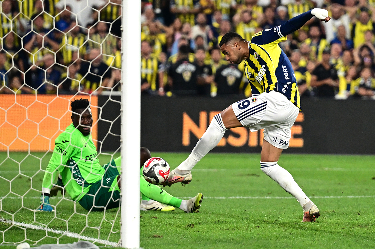 Fenerbahçe, Trabzonspor'u tek golle geçti: VAR kararları maça damga vurdu
