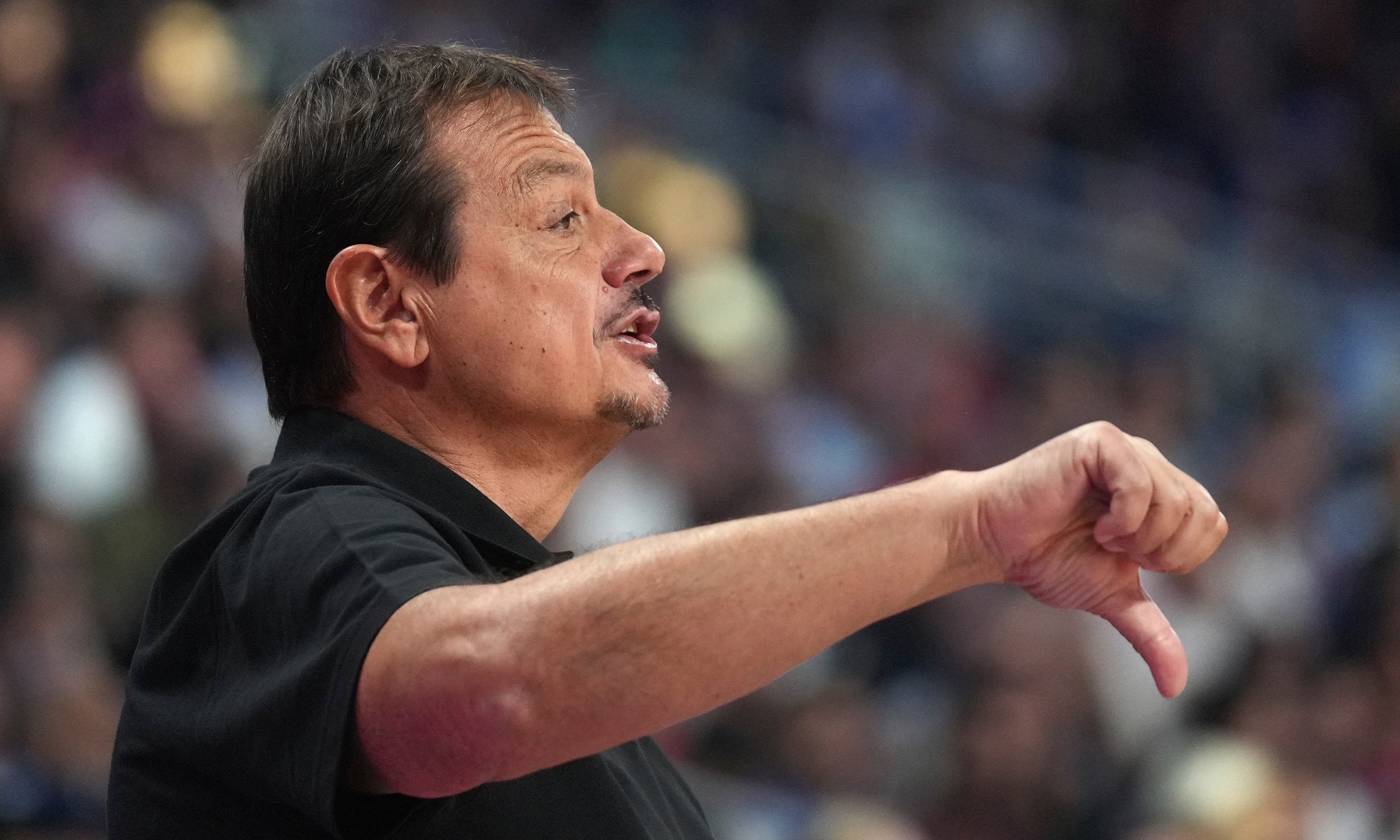 Ergin Ataman'dan derbide hakem isyanı: "Dünya tarihinde bir ilk" diyerek tepki gösterdi