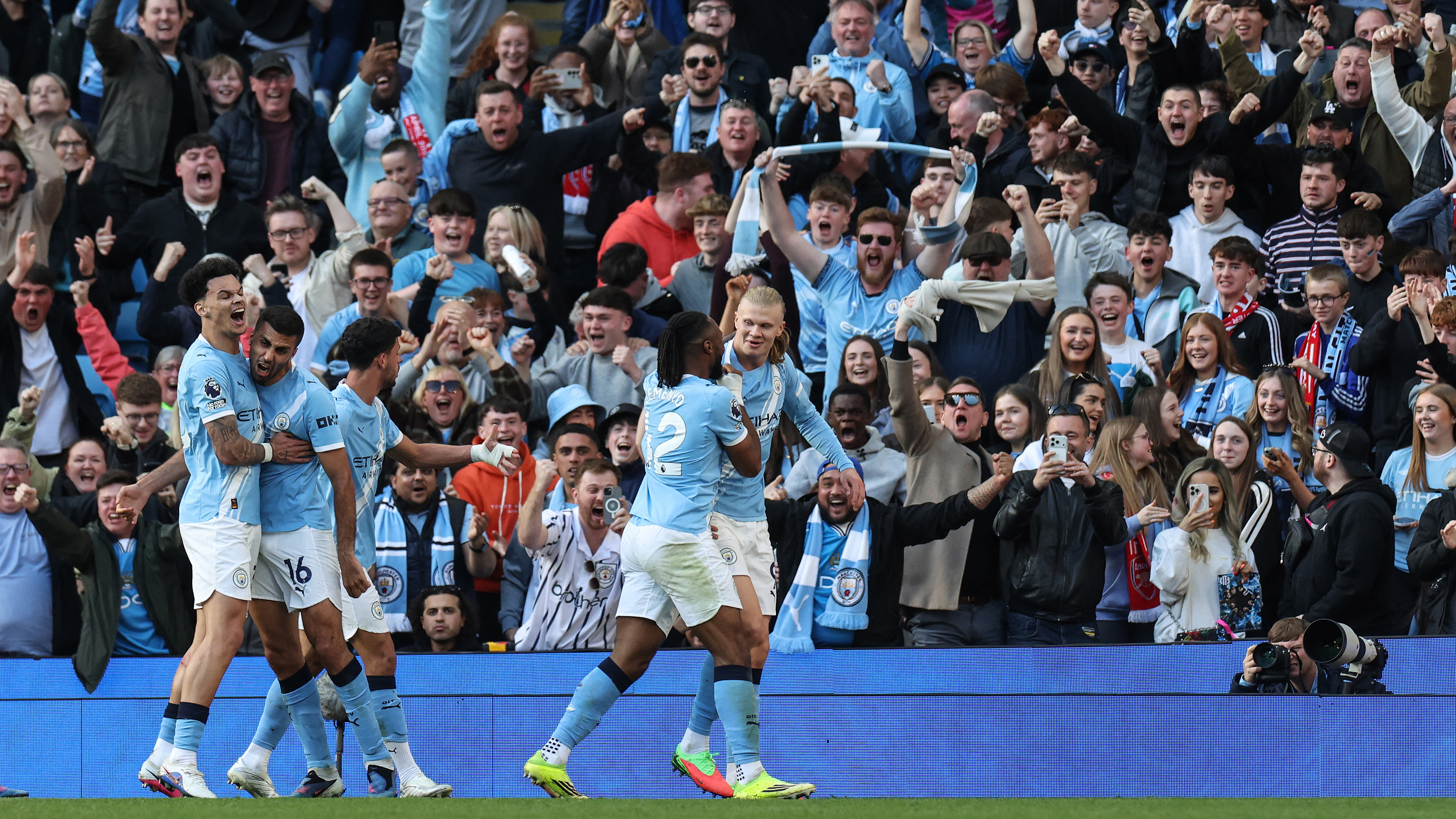 Manchester City lider Arsenal'i devirdi, şampiyonluk ateşini yaktı