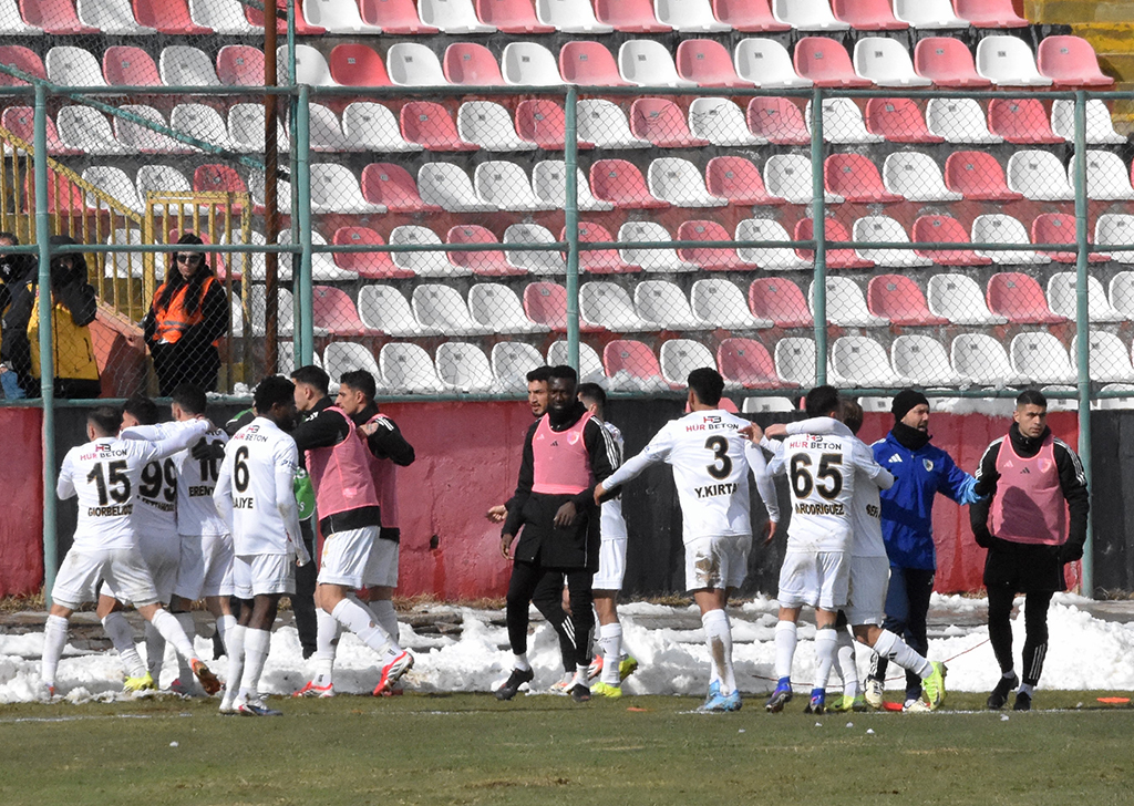 Süper Lig yolunda 11 maçlık çılgın galibiyet serisi: Van da bileklerini bükemedi