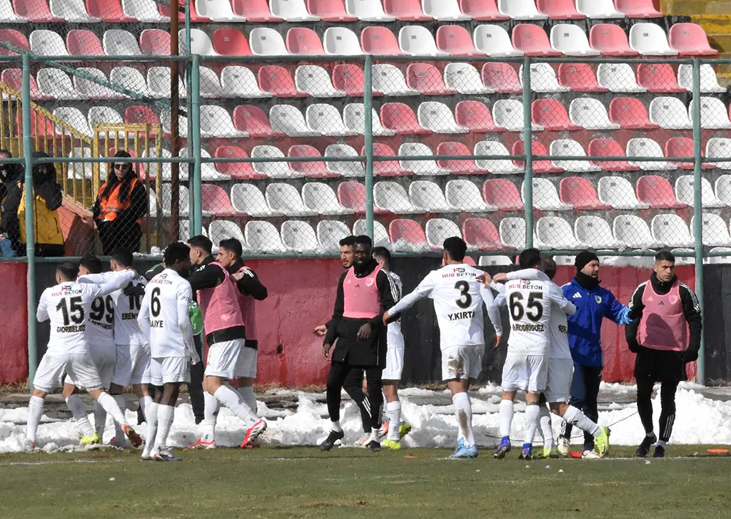 Süper Lig yolunda 11 maçlık çılgın galibiyet serisi: Van da bileklerini bükemedi