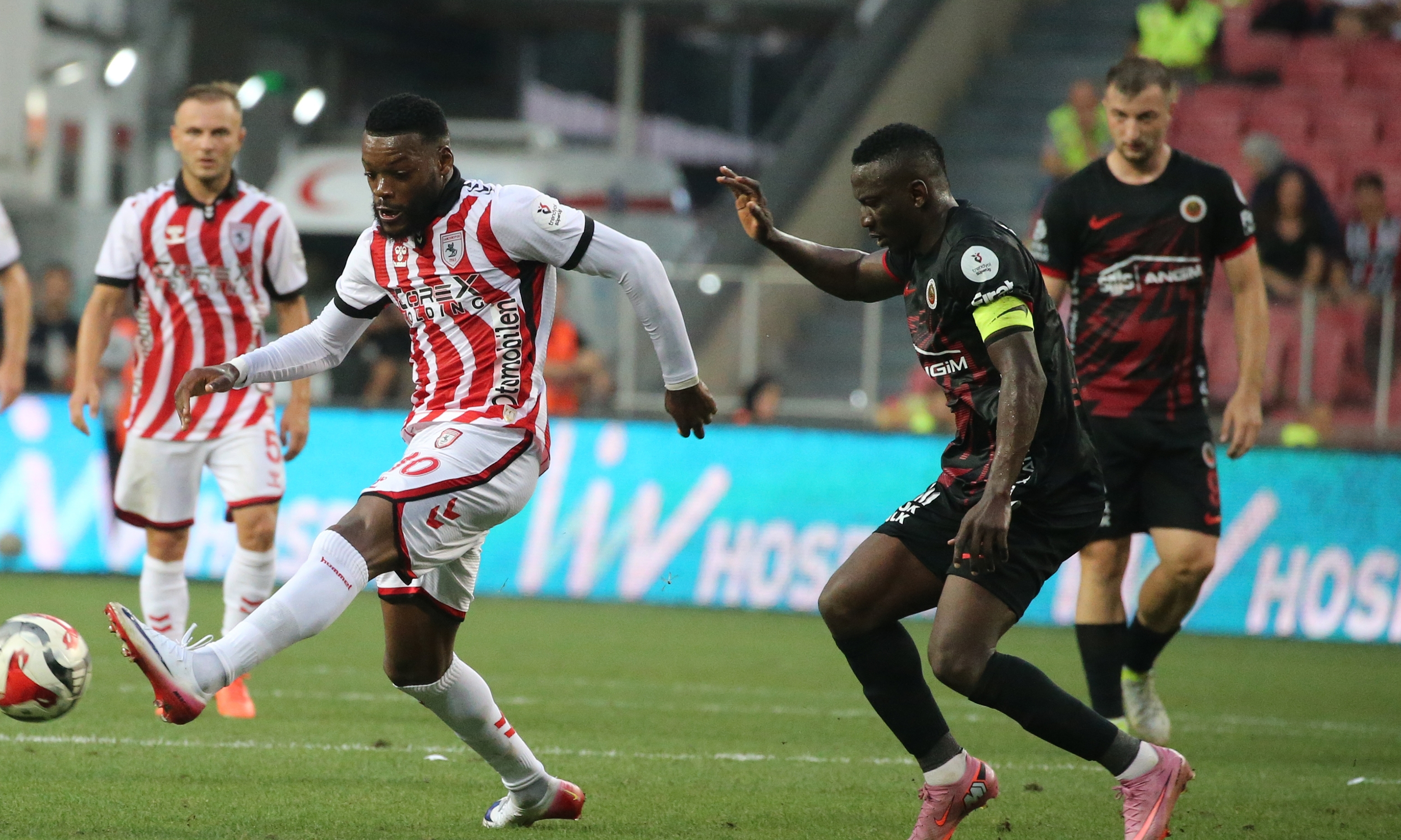 Sezonun ilk maçında sakatlanan Etebo'nun son durumu açıklandı