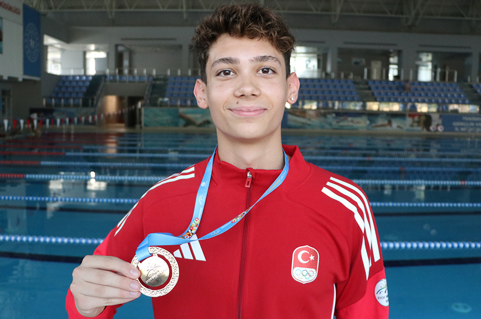 Milli yüzücü Eymen İbolar'dan altın madalya