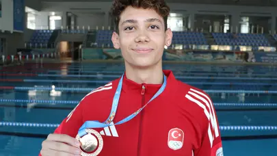 Milli yüzücü Eymen İbolar'dan altın madalya