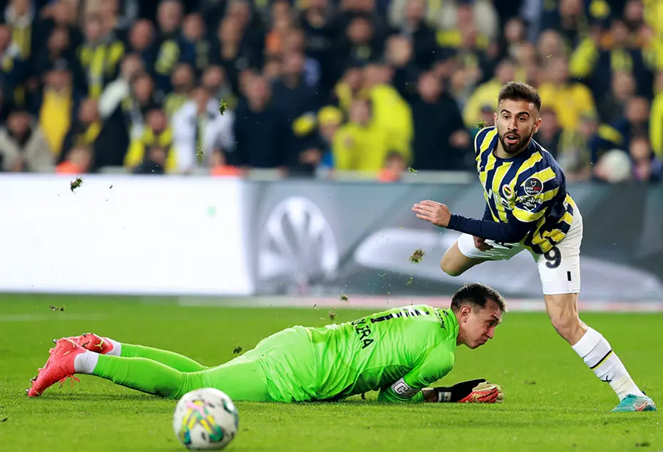 Fenerbahçe'de en az 8 isimle yollar ayrılıyor - 7