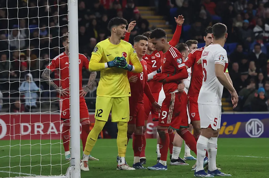 İngiltere'de gündem Altay Bayındır - 2 İngiltere'de gündem Altay Bayındır - 2