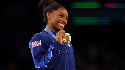 Simone Biles'dan bir altın madalya daha