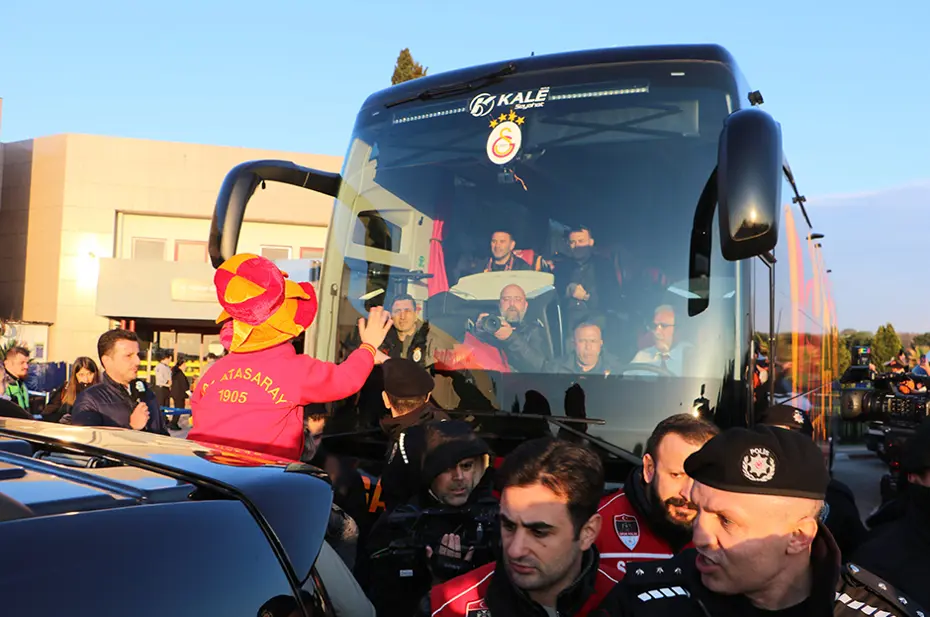 Mourinho'ya pankartlı gönderme: Okan Buruk'la birlikte poz verdiler - 5