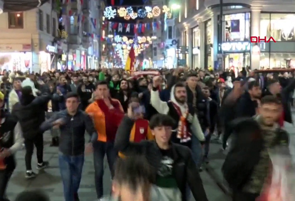 Derbi sonrası İstiklal Caddesi sarı-kırmızı