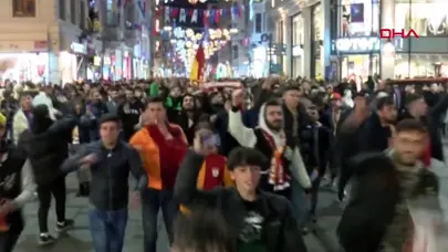 Derbi sonrası İstiklal Caddesi sarı-kırmızı