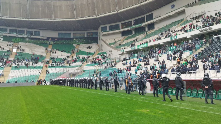 Bursaspor-Amedspor maçı öncesi futbolcular arasında arbede çıktı - 3
