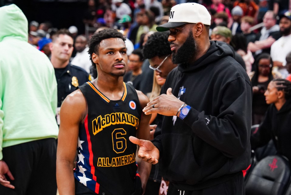 NBA tarihinde bir ilk: LeBron James, oğluyla takım arkadaşı oldu