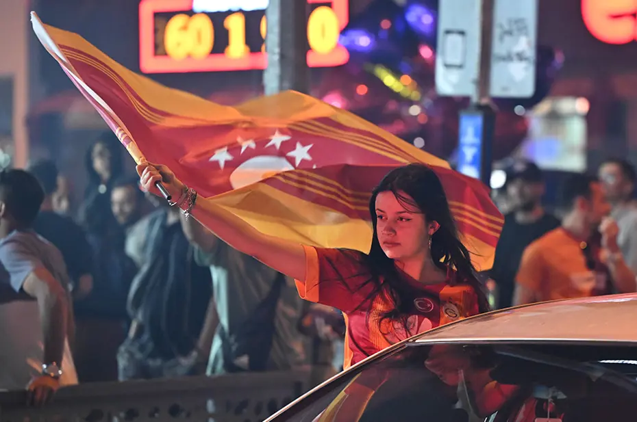 Galatasaraylı taraftarların şampiyonluk ve 5. yıldız kutlamalarından unutulmaz fotoğraflar - 31 Galatasaraylı taraftarların şampiyonluk ve 5. yıldız kutlamalarından unutulmaz fotoğraflar - 31