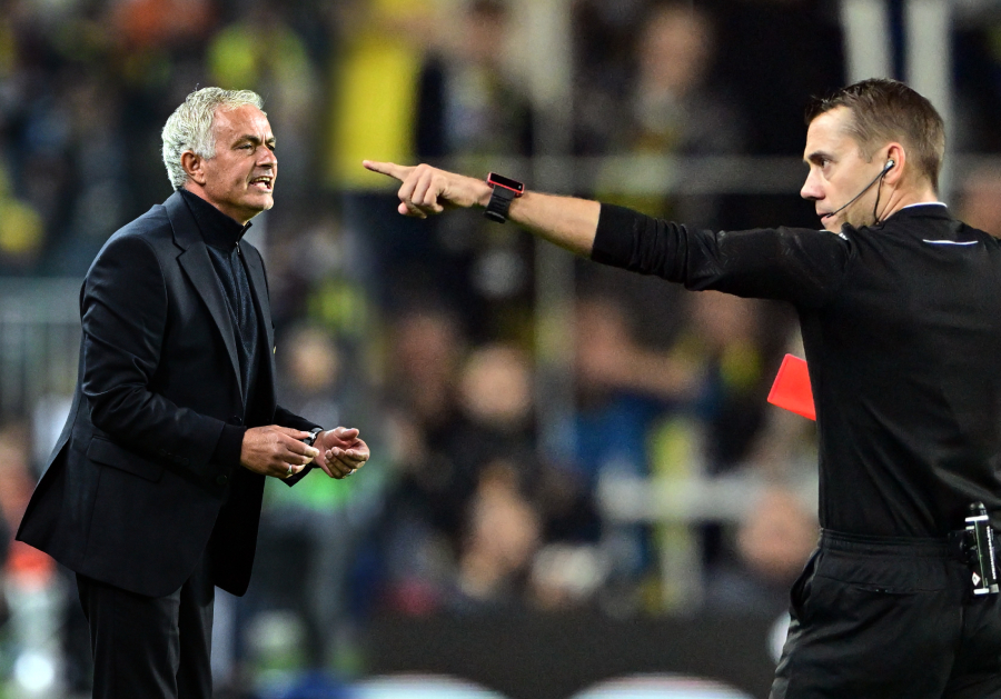 Mourinho kaç maç ceza alacak? Manchester United maçında kırmızı kart gören Mourinho hangi maçları kaçıracak?