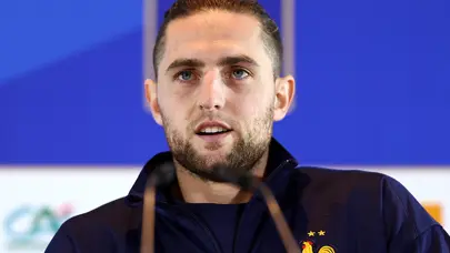 Adrien Rabiot imzayı atıyor