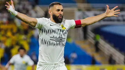 Karim Benzema 4 dakikada hem rakip hem de kendi kalesine attı