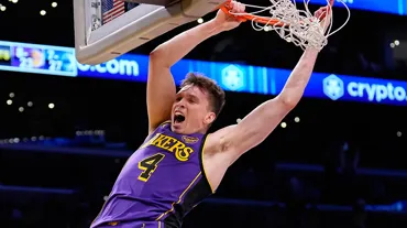 Los Angeles derbisinde kazanan Lakers
