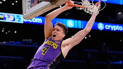 Los Angeles derbisinde kazanan Lakers