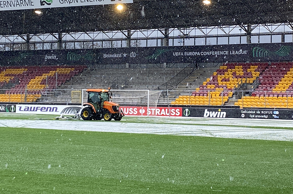 Fenerbahçe maçı öncesi zeminde kar temizleme çalışması