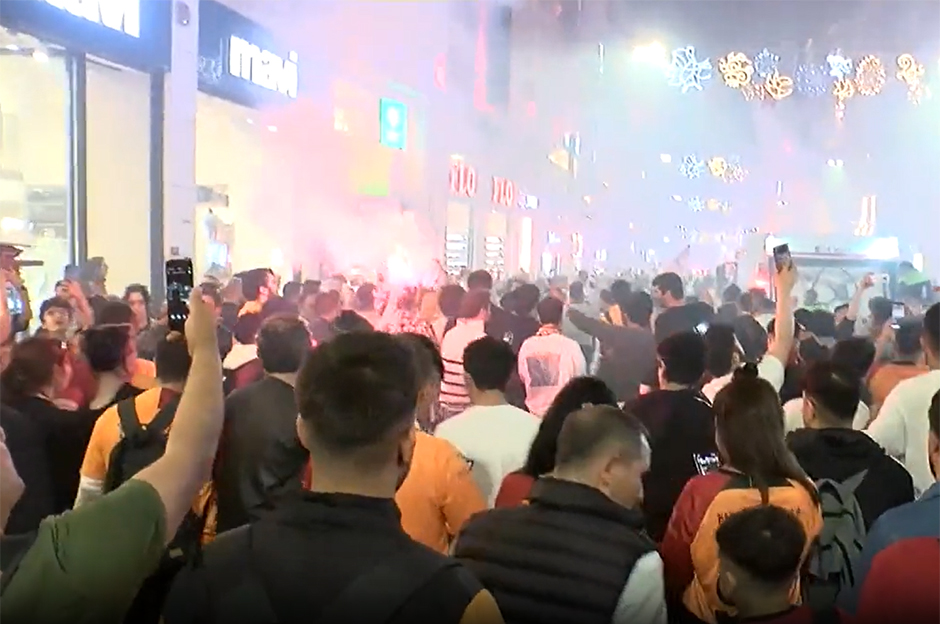 Galatasaraylı taraftarlar Taksim'de şampiyonluğu kutluyor