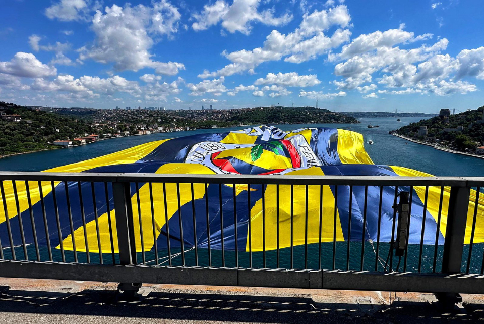 Şampiyon Fenerbahçe Beko'nun bayrakları köprülere asıldı