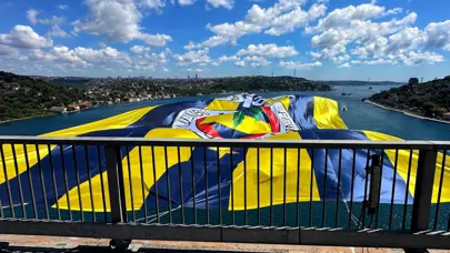 Şampiyon Fenerbahçe Beko'nun bayrakları köprülere asıldı