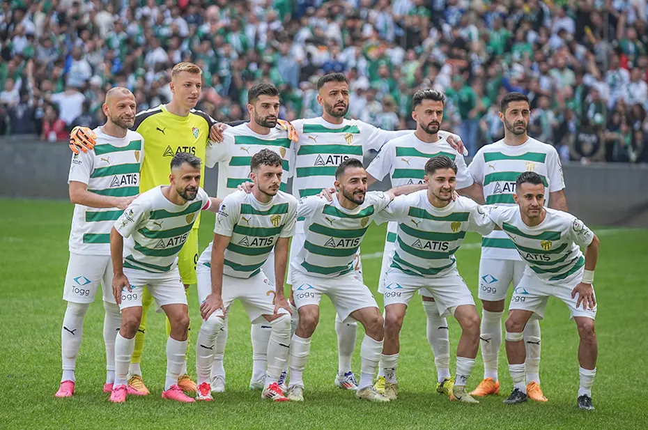 Bursaspor'un şampiyonluk kupasını alacağı maçta tribün şov: 45 bini aşkın taraftardan görsel şölen - 4