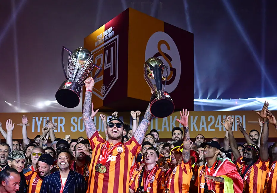 Görkemli kutlama: Şampiyon Galatasaray kupalarına kavuştu - 56 Görkemli kutlama: Şampiyon Galatasaray kupalarına kavuştu - 56