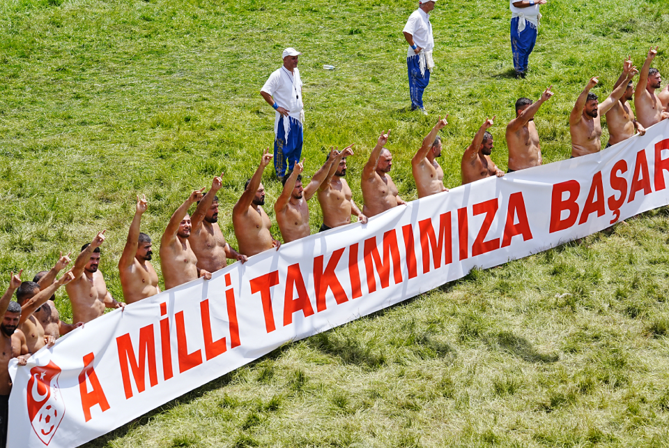 Başpehlivanlardan, Merih Demiral'a destek: Er meydanında bozkurt işareti