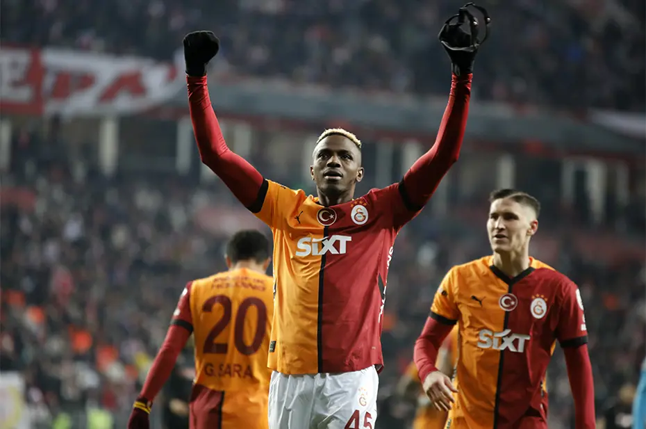 Osimhen sahaya adım atar atmaz o şarkı açıldı: Galatasaraylılar hep bir ağızdan söyledi - 2