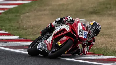 İngiltere'deki ilk yarışı Bahattin Sofuoğlu 6'ncı, Can Öncü ise 15. sırada tamamladı