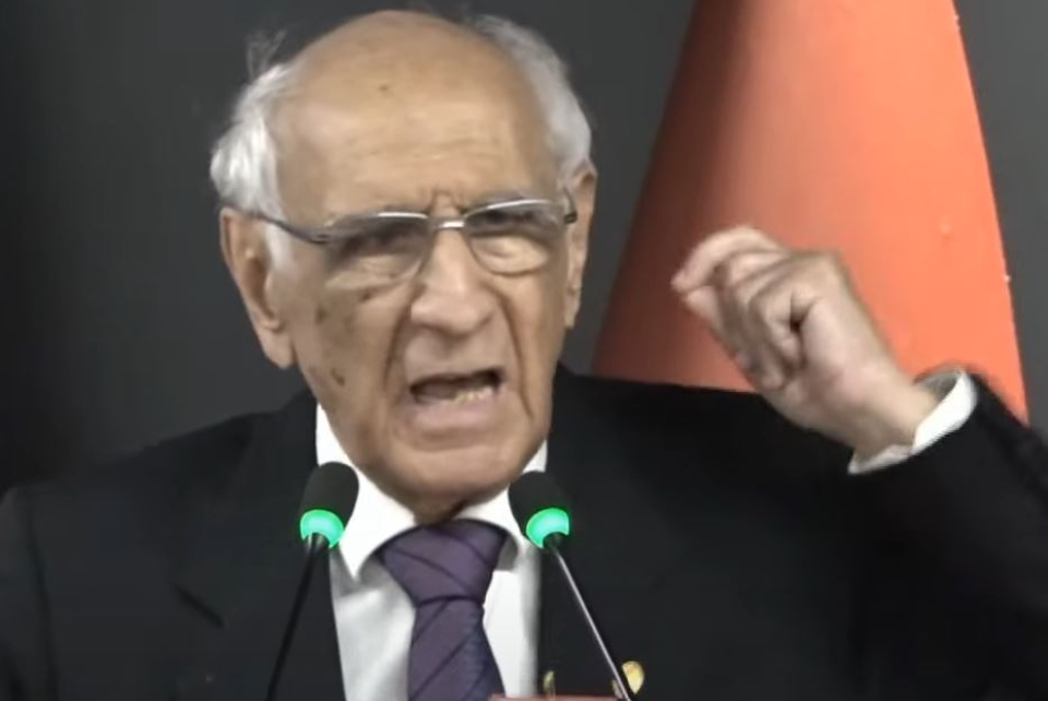 Galatasaray üyesinden kürsüde şok hakem çıkışı: Salonda bir anda tüm hava değişti