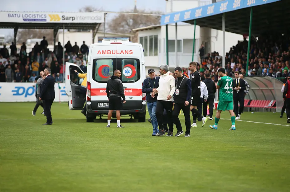 1. Lig'de olaylı maç: Hocalar ve kaptanlar oyundan atıldı - 13 1. Lig'de olaylı maç: Hocalar ve kaptanlar oyundan atıldı - 13
