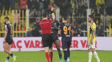 Kırmızı kart gören Başakşehirli Ba, Dzeko'dan özür diledi