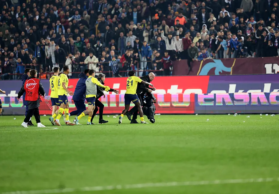 Dış basında Trabzonspor-Fenerbahçe maçındaki olayların yansımaları: "Kung fu, karate" - 11 Dış basında Trabzonspor-Fenerbahçe maçındaki olayların yansımaları: "Kung fu, karate" - 11