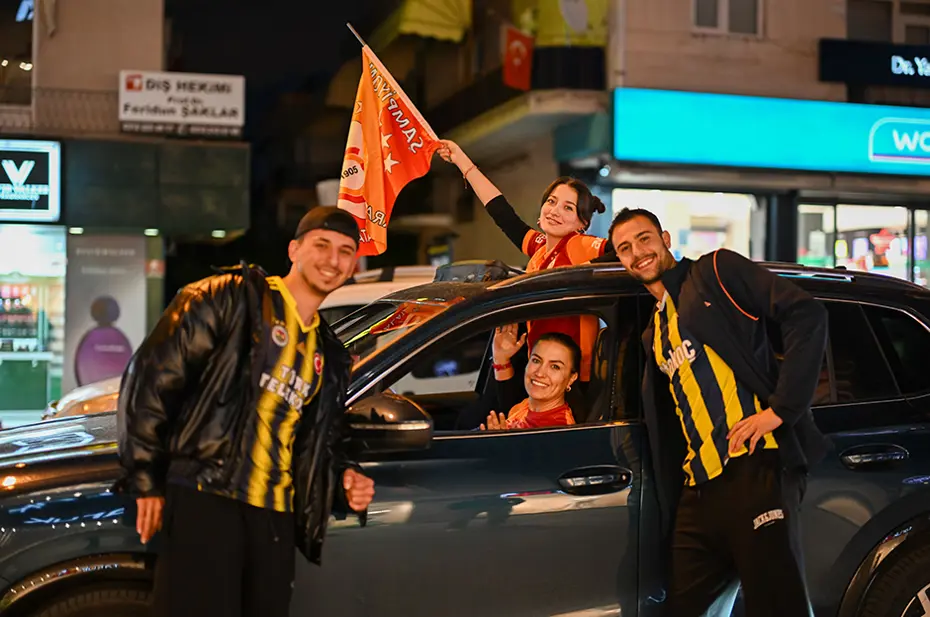 Galatasaraylı taraftarların şampiyonluk ve 5. yıldız kutlamalarından unutulmaz fotoğraflar - 36 Galatasaraylı taraftarların şampiyonluk ve 5. yıldız kutlamalarından unutulmaz fotoğraflar - 36