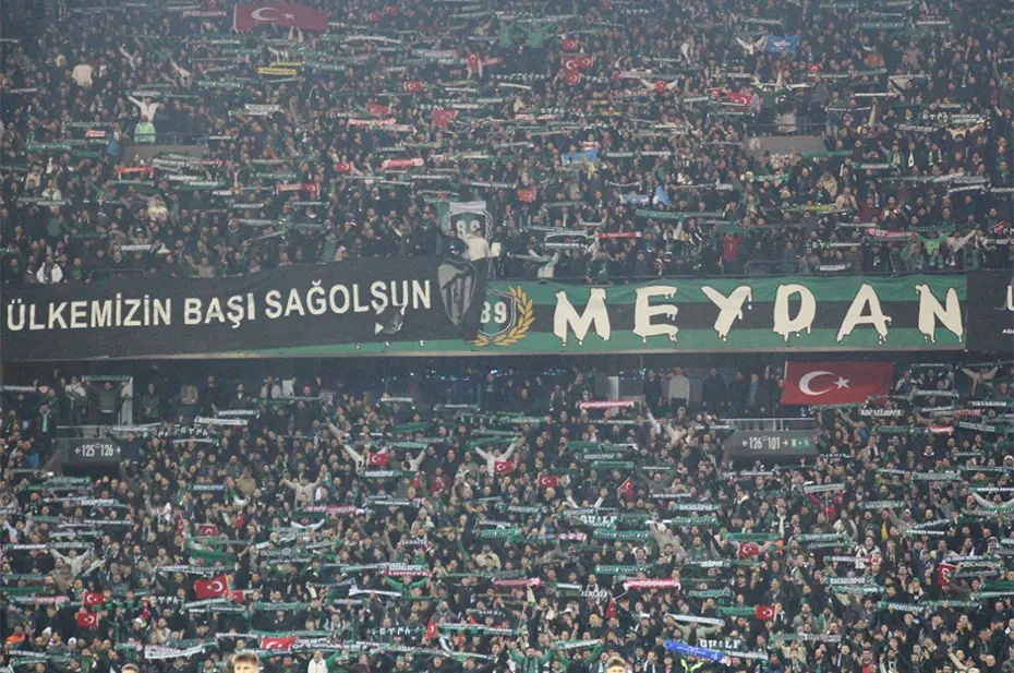 Tribünden düşen taraftar ağır yaralandı: Yoğun bakıma alındı - 2 Tribünden düşen taraftar ağır yaralandı: Yoğun bakıma alındı - 2