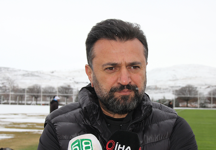 Bülent Uygun'dan transfer sözleri: "Tam uçağa binecek, futbolcu yan çiziyor"