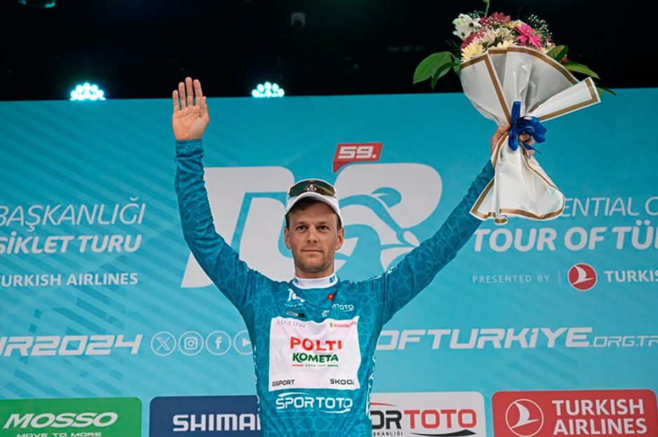 Rakibini bariyere sıkıştıran Poppel diskaliye edildi: Lonardi etabı kazandı