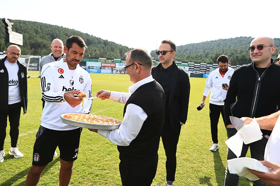 Van Bronckhorst'tan operasyon: Gönderilecekler listesini hazırlıyor - 3