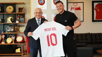 Mesut Özil, TFF Başkanı Mehmet Büyükekşi'yi ziyaret etti