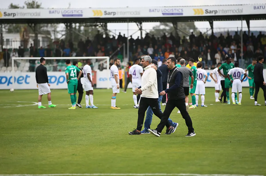 1. Lig'de olaylı maç: Hocalar ve kaptanlar oyundan atıldı - 3 1. Lig'de olaylı maç: Hocalar ve kaptanlar oyundan atıldı - 3