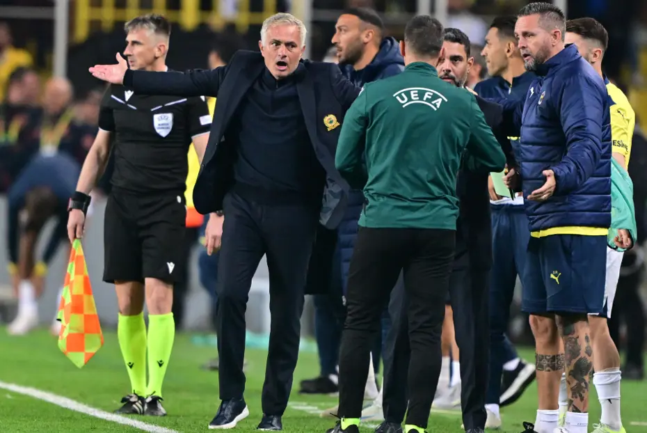 İngiliz basınında manşetlere Mourinho damgası: "Sahayı terk etmesi bir asır sürdü" - 5