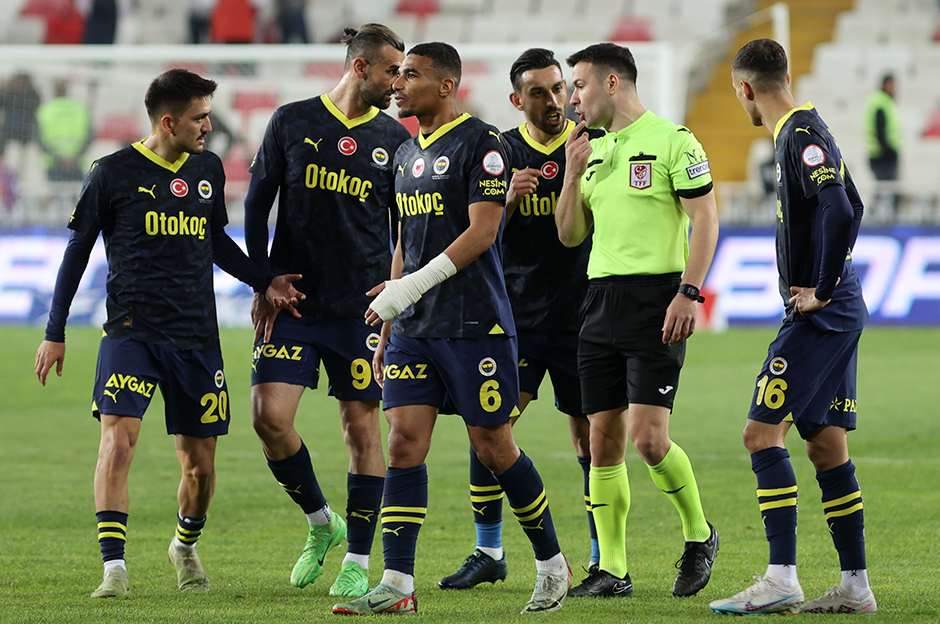 "Penaltı kararı skandal" | Spor yazarları Fenerbahçe maçı için ne dedi?