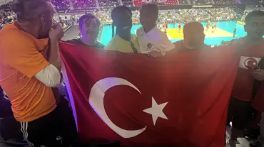 Bafetimbi Gomis'ten Filenin Sultanları'na tam destek: Kızıyla statta takip etti