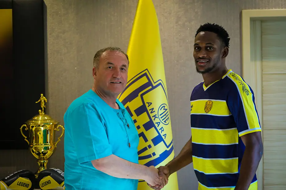 Ankaragücü'ne Jamaikalı sol açık; 4 yıllık imza attı - 4 Ankaragücü'ne Jamaikalı sol açık; 4 yıllık imza attı - 4