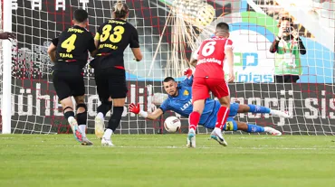 Göztepe'de Mateusz Lis kaleye duvar ördü