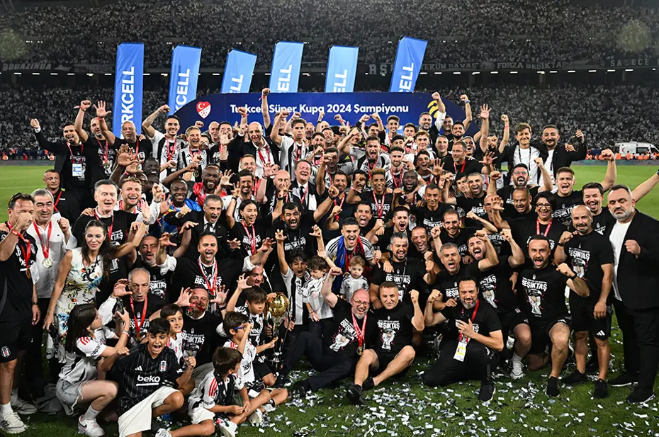 Beşiktaş'ın tarihi zaferi Avrupa'da manşetlerde: "Van Bronckhorst, Galatasaray'ı katletti" - 5