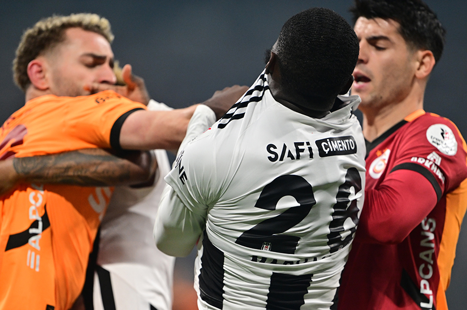 Beşiktaş-Galatasaray derbisinde ortalık karıştı, peş peşe kartlar çıktı